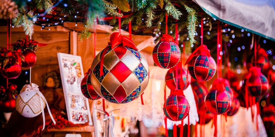 Weihnachtliche Dekoration auf dem Weihnachtsmarkt