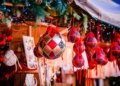 Weihnachtliche Dekoration auf dem Weihnachtsmarkt