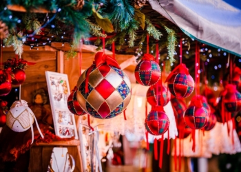 Weihnachtliche Dekoration auf dem Weihnachtsmarkt