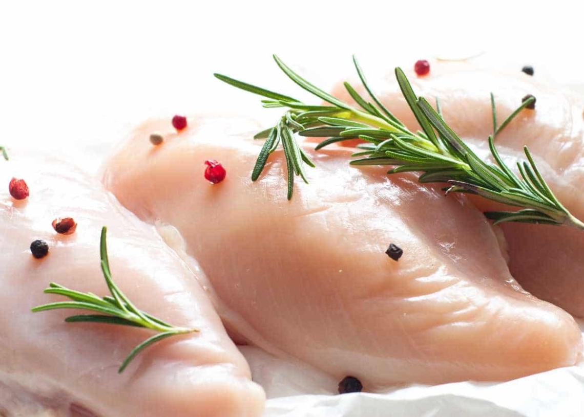 Rohes Hähnchenfleisch oft mit Durchfallerregern belastet!
