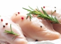 Rohes Hähnchenfleisch oft mit Durchfallerregern belastet!