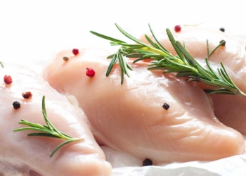 Rohes Hähnchenfleisch oft mit Durchfallerregern belastet!