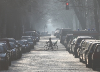 Parkende Autos in einer Straße, über dts