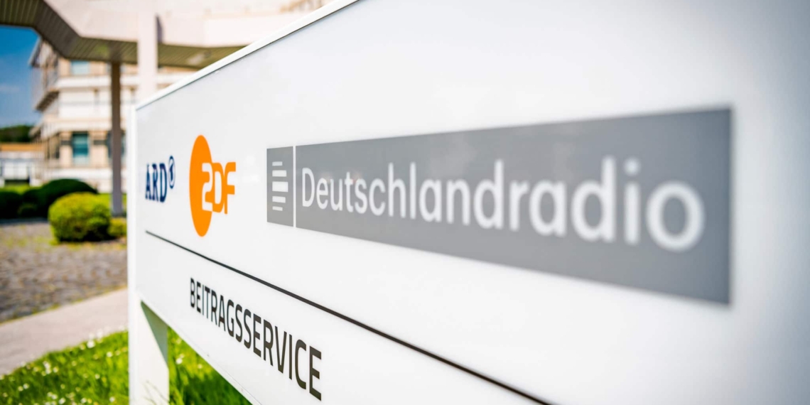 ARD ZDF Deutschlandradio Beitragsservice, Schild mit Logo vor dem Gebäude | Bild: ARD ZDF Deutschlandradio Beitragsservice/Ulrich Schepp