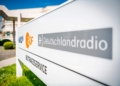 ARD ZDF Deutschlandradio Beitragsservice, Schild mit Logo vor dem Gebäude | Bild: ARD ZDF Deutschlandradio Beitragsservice/Ulrich Schepp
