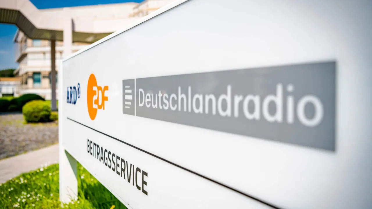 Die Gebührenerhöhung des Rundfunkbeitrags ist unverschämt 1 ARD ZDF Deutschlandradio Beitragsservice, Schild mit Logo vor dem Gebäude | Bild: ARD ZDF Deutschlandradio Beitragsservice/Ulrich Schepp