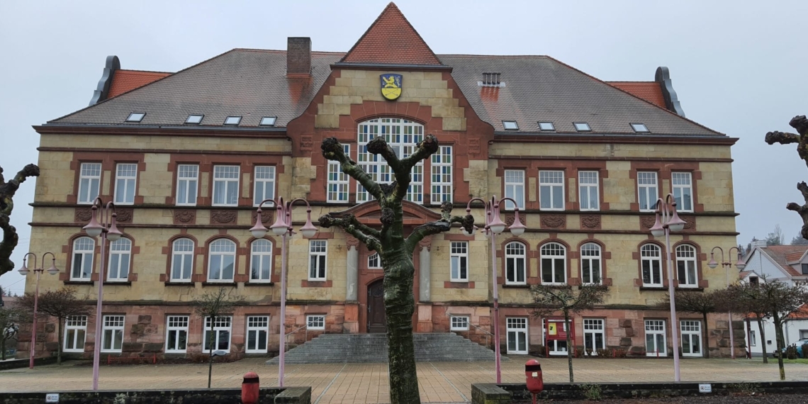 Das Wappen der Stadt am Rathaus wurde überarbeitet