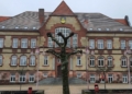 Das Wappen der Stadt am Rathaus wurde überarbeitet