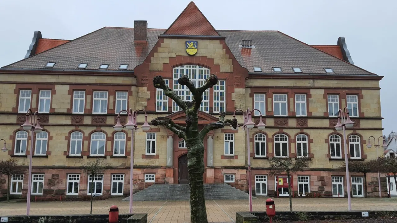 Das Wappen der Stadt am Rathaus wurde überarbeitet