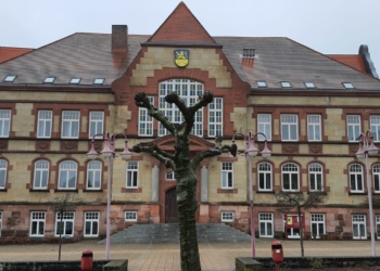 Das Wappen der Stadt am Rathaus wurde überarbeitet
