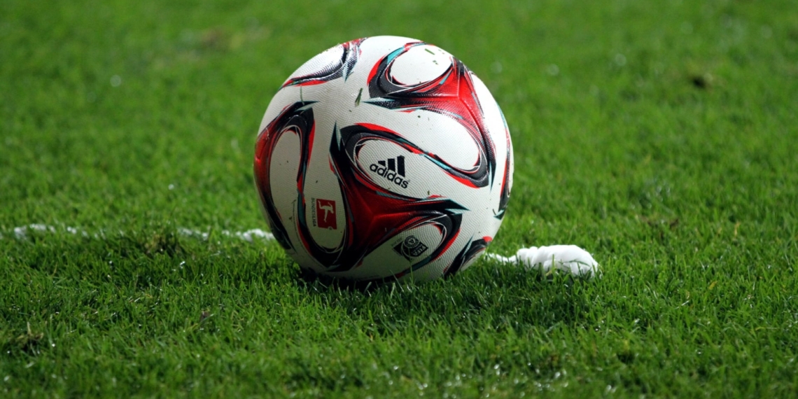 Fußball liegt vor Freistoßspray, über dts