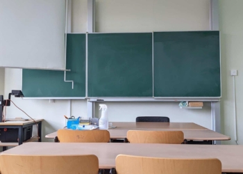 Klassenraum in einer Schule (Archiv)