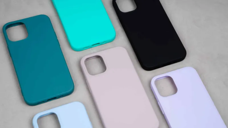 Verschiedene iPhones und Hüllen im Herbst 2022