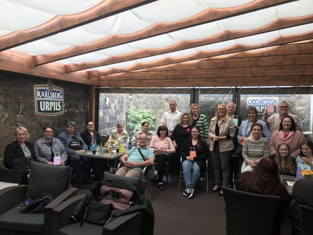 Groß für Klein spendet an lokale Vereine 13 Bei der Übergabe