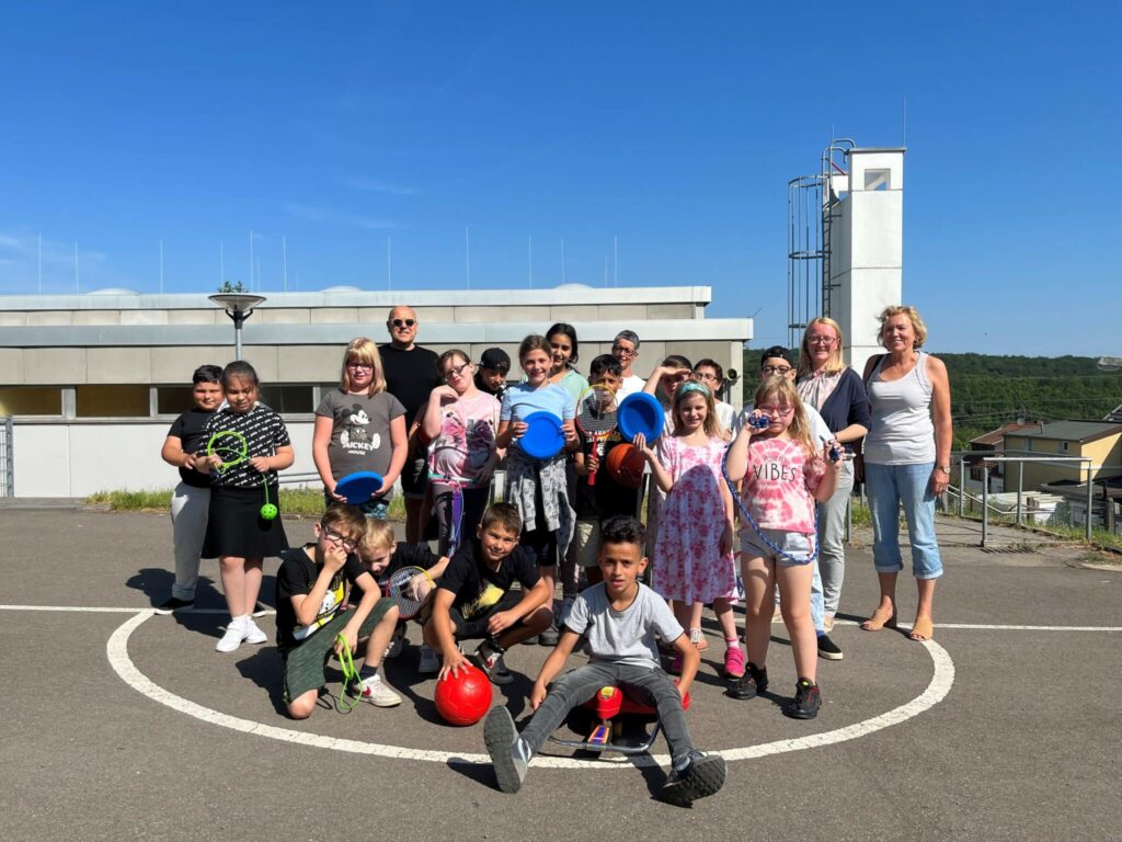 Spielesammlung für Pausenhof gespendet 1 Tanja Schepp, Schulleiterin der Hofschule Bildstock, freut sich mit den Kindern über die gespendeten Spiele.