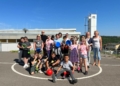 Tanja Schepp, Schulleiterin der Hofschule Bildstock, freut sich mit den Kindern über die gespendeten Spiele.
