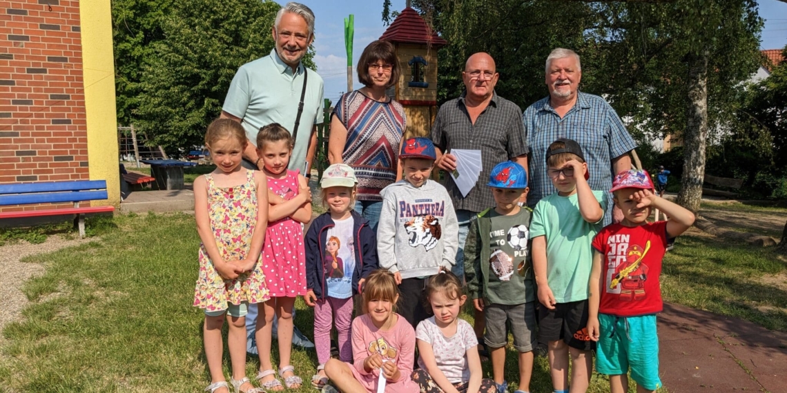 Erneut große Spende für KiTa Hoferkopf 1 Kinder der KiTa gemeinsam mit (v.l.) BGM Jung, Leiterin Fr. Woll, Volker Jost und 2. Beigeordneter Peter Jung | Bild: Regio-Journal