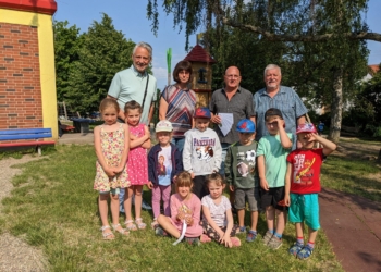 Kinder der KiTa gemeinsam mit (v.l.) BGM Jung, Leiterin Fr. Woll, Volker Jost und 2. Beigeordneter Peter Jung | Bild: Regio-Journal