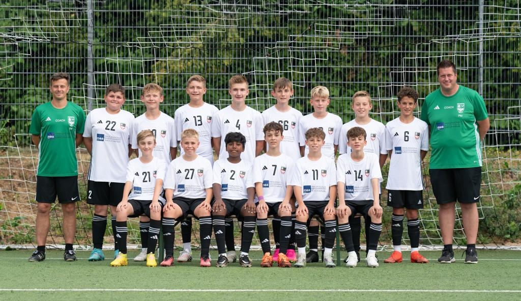 Die neue C-Jugend mit den Trainern Sascha Müller (links) und Philipp Mersdorf | Bild: Verein