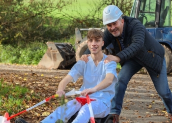 Die Mitarbeiter des Knappschaftsklinikum Saar feiern das Ende der Straßensperrung zwischen Völklingen und Püttlingen (im Bild v.l.: Pflege-Azubi Nils-Florian Becker und Pressesprecher Peter Böhnel)