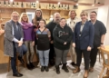 Gut gelaunt nach der harmonischen Vorstandswahl: v.l.n.r.: …Anja Wagner-Scheid, Beate Deserno Rosar, Kerstin Scherf, Thomas Decker, Irmhild Plaetrich, Doreen Grewe, vorne: Gerlinde Plein-Erdmann, Theres Decker, Julia Grewe.