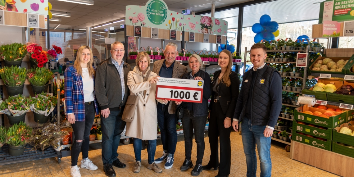 Bürgermeister Jung, Mitglieder des Fördervereins & die Filialleitung von Lidl