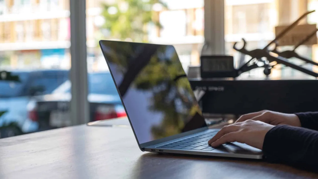 7 interessante Projekte & Startups: Das Saarland macht sich bereit für die KI-Wende! 1 AI, KI, Laptop