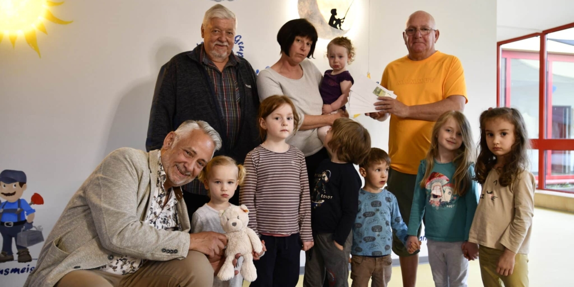 Volker Jost (rechts, orangefarbenes Shirt) mit dem 1. Beigeordneten Peter Jung (links), BGM Jung (vorne) und Kita-Leitung Fr. Woll (MItte)