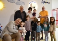 Volker Jost (rechts, orangefarbenes Shirt) mit dem 1. Beigeordneten Peter Jung (links), BGM Jung (vorne) und Kita-Leitung Fr. Woll (MItte)