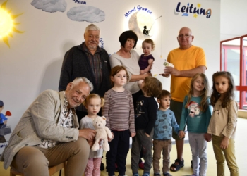 Volker Jost (rechts, orangefarbenes Shirt) mit dem 1. Beigeordneten Peter Jung (links), BGM Jung (vorne) und Kita-Leitung Fr. Woll (MItte)