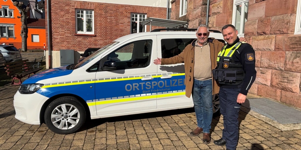 Bürgermeister Christian Jung & Mitarbeiter Sascha Schiel mit dem neuen Dienstfahrzeug