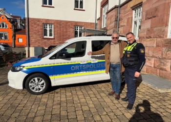 Bürgermeister Christian Jung & Mitarbeiter Sascha Schiel mit dem neuen Dienstfahrzeug