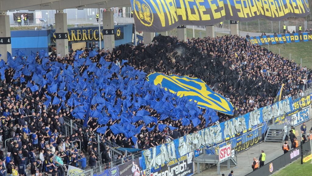 Halbzeit-Choreographie des 1. FC Saarbrücken in der Partie gegen Erzgebirge Aue , 8.4.2025