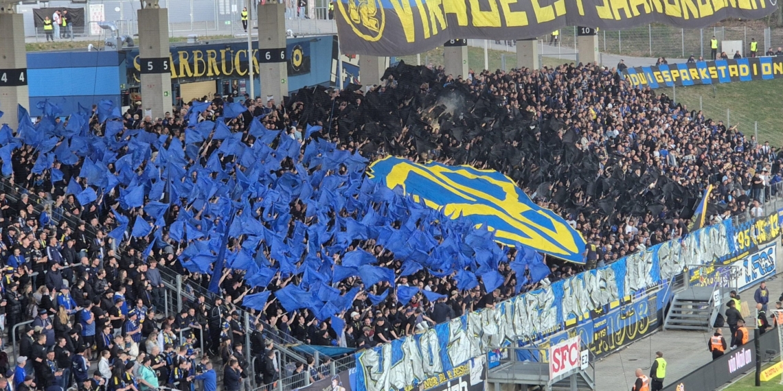 Halbzeit-Choreographie des 1. FC Saarbrücken in der Partie gegen Erzgebirge Aue , 8.4.2025