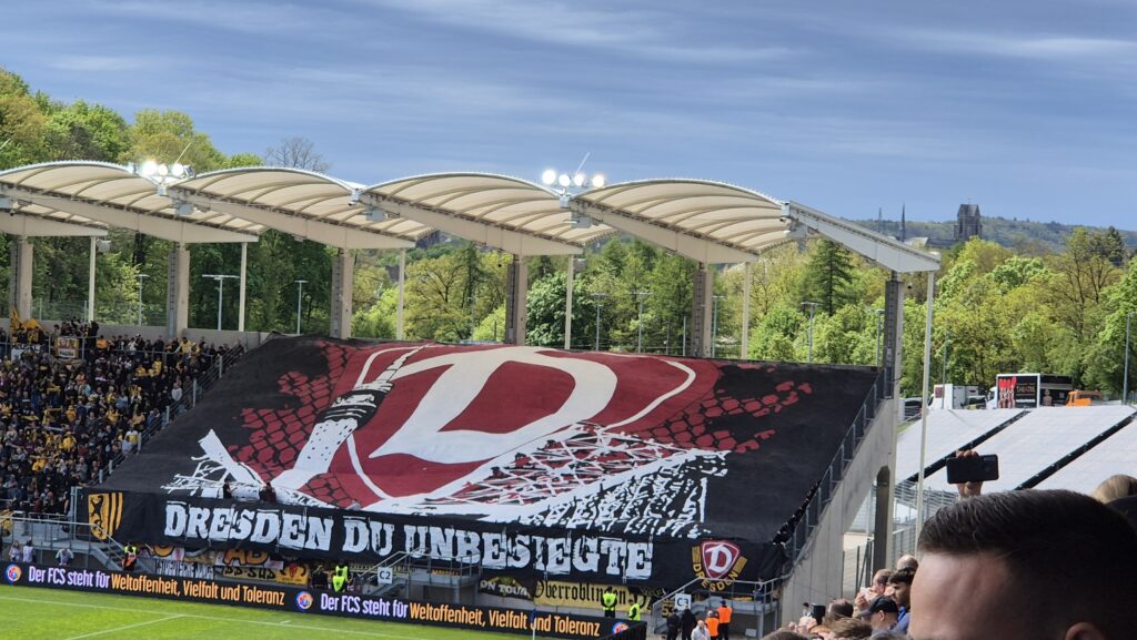 Choreo Dynamo Dresden im Spiel gegen den 1. FC Saarbrücken (34. Spieltag, 20.04.2025) | Bild: Roberto