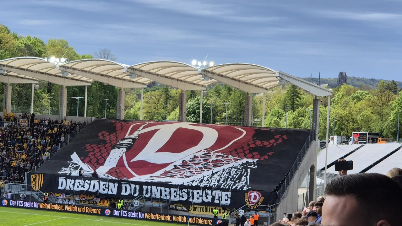 Choreo Dynamo Dresden im Spiel gegen den 1. FC Saarbrücken (34. Spieltag, 20.04.2025) | Bild: Roberto