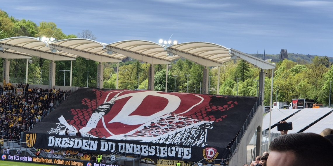 Choreo Dynamo Dresden im Spiel gegen den 1. FC Saarbrücken (34. Spieltag, 20.04.2025) | Bild: Roberto