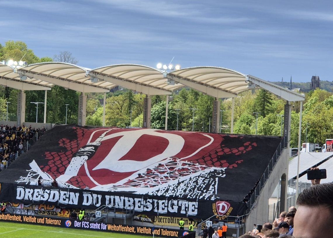 Choreo Dynamo Dresden im Spiel gegen den 1. FC Saarbrücken (34. Spieltag, 20.04.2025) | Bild: Roberto