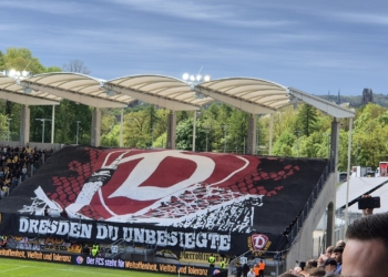 Choreo Dynamo Dresden im Spiel gegen den 1. FC Saarbrücken (34. Spieltag, 20.04.2025) | Bild: Roberto