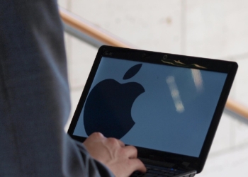 Apple-Logo auf einem Computer (Archiv)