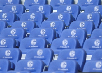 Sitze mit Logo des FC Schalke 04 (Archiv)
