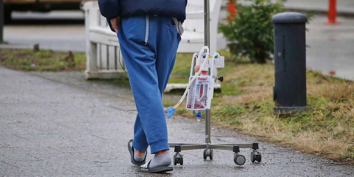 Patient mit Infusionsständer (Archiv)