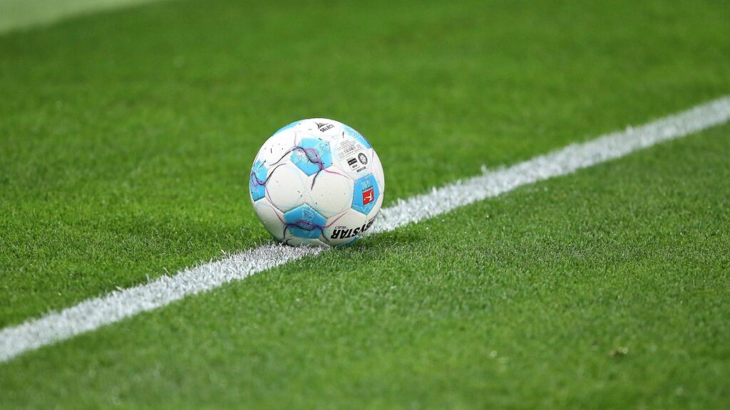 Fußball auf Rasen (Archiv)