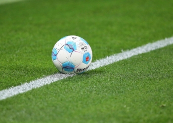 Fußball auf Rasen (Archiv)