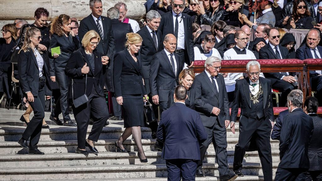 Olaf Scholz beim Papst-Begräbnis am 26.04.2025