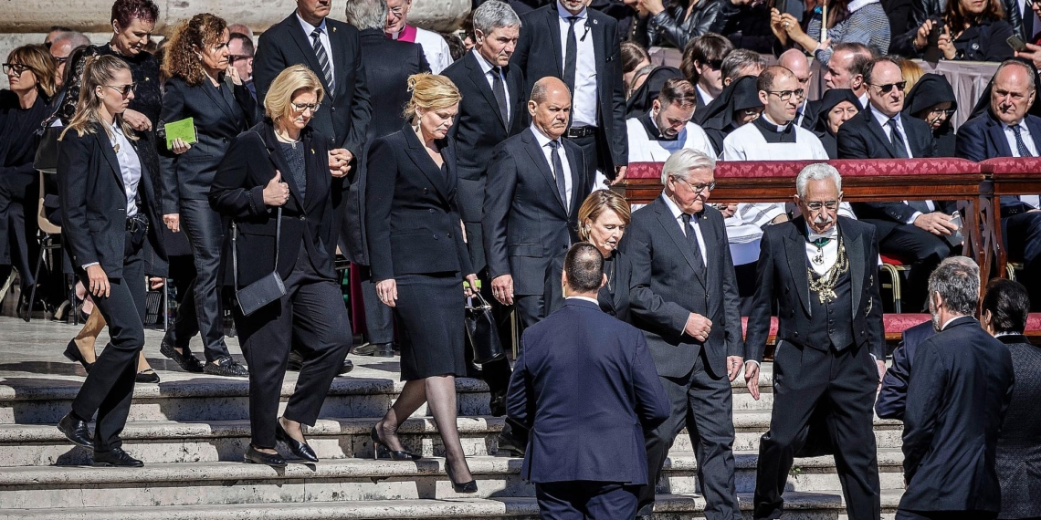 Olaf Scholz beim Papst-Begräbnis am 26.04.2025