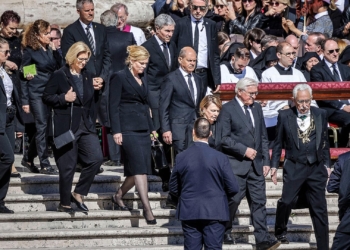 Olaf Scholz beim Papst-Begräbnis am 26.04.2025