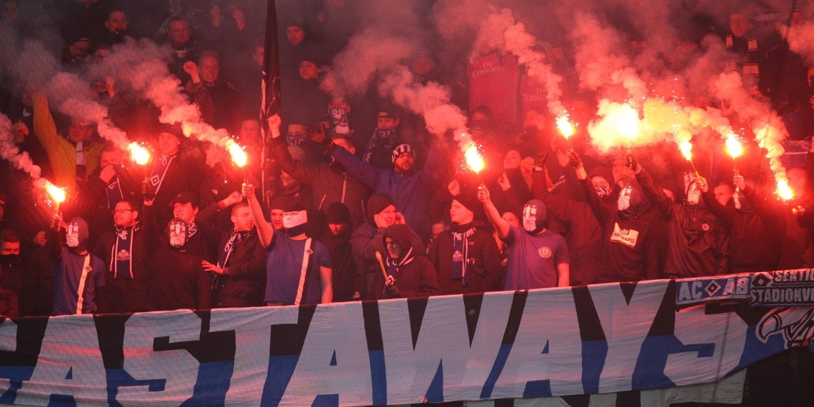 HSV-Fans mit Pyrotechnik (Archiv)