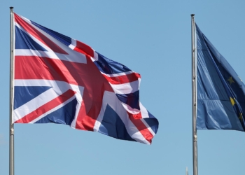 Fahnen von EU und Großbritannien (Archiv)