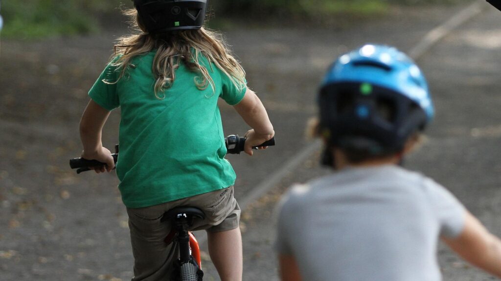Kinder auf Fahrrädern (Archiv)